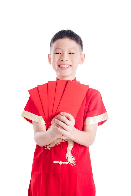 Junger asiatischer lächelnder Junge beim Halten des roten Pakets