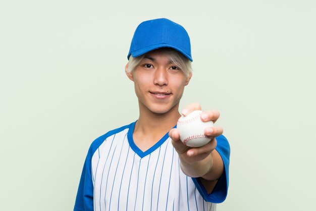 Junger asiatischer Mann, der Baseball spielt