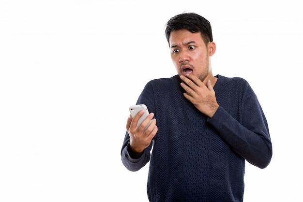 junger asiatischer Mann, der Handy hält, das ängstlich schaut