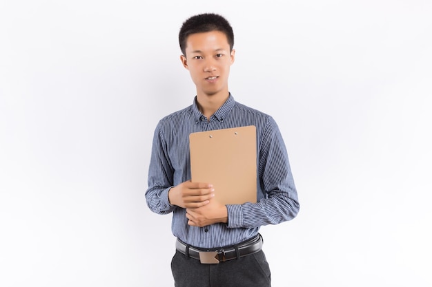 Junger asiatischer Mann, der Ordner vor weißem Hintergrund hält