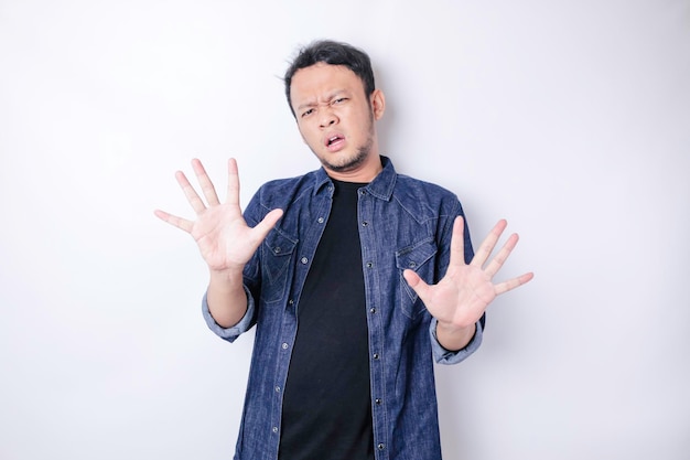 Junger asiatischer Mann isoliert auf weißem Hintergrund Gesicht mit Fingern bedeckt verängstigt und nervös