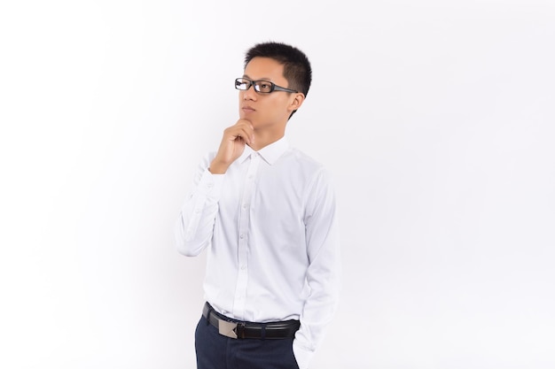 Junger asiatischer Mann vor weißem Hintergrund