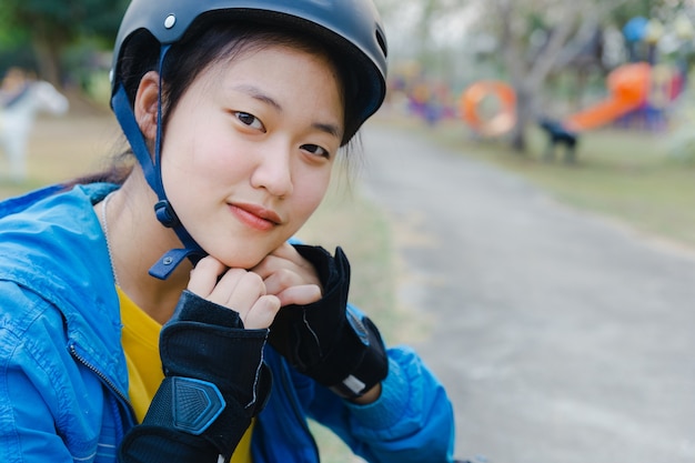 Junger asiatischer Skater, der Inline-Skate und Sicherheitsset trägt, Leute im Freizeit- und Aktivitätskonzept.