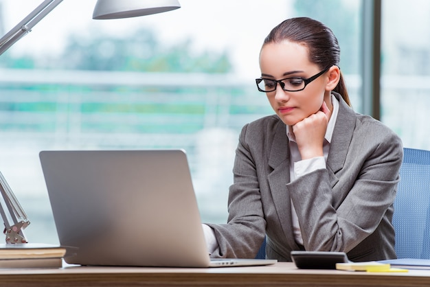 Junger Assistent, der im Büro arbeitet