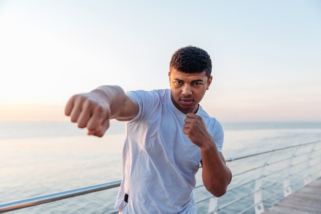 Junger Athlet beim Boxtraining am Morgen