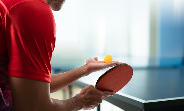 Junger Athlet, der Ping-Pong mit Entschlossenheit im Siegesspiel spielt