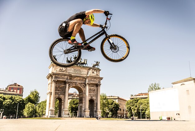 Junger Athlet, der Tricks auf seinem Fahrrad macht