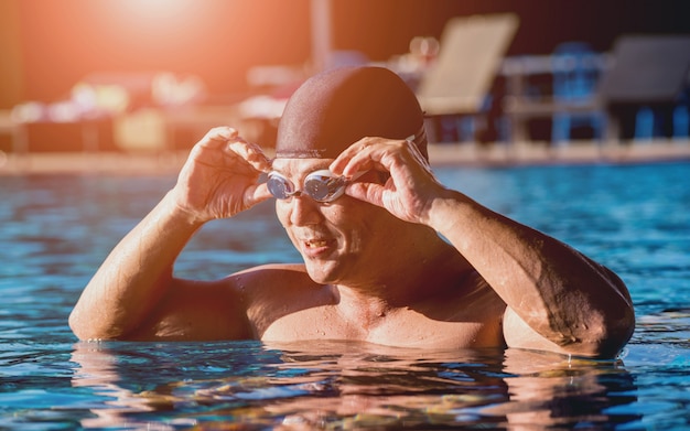 Junger athletischer Mann, der im Schwimmbad schwimmt