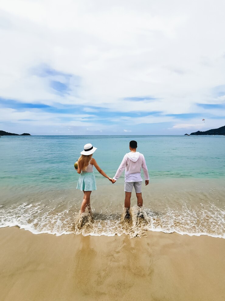 Junger attraktiver Mann und Frau im Strand, Thailand, Flitterwochen