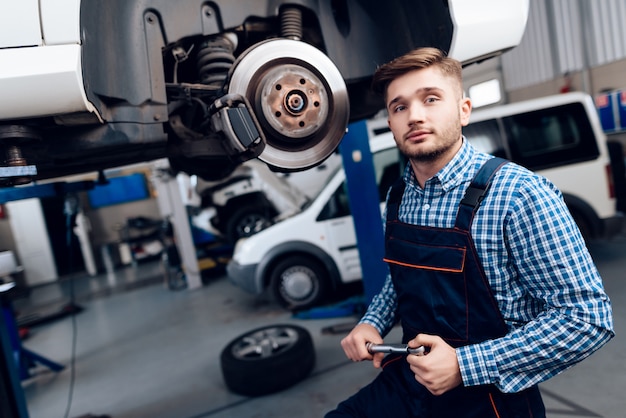 Junger Automechaniker Repairs Automotive Hub In Garage.