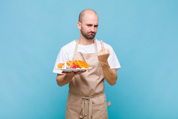 Junger Bäcker mit Waffeln