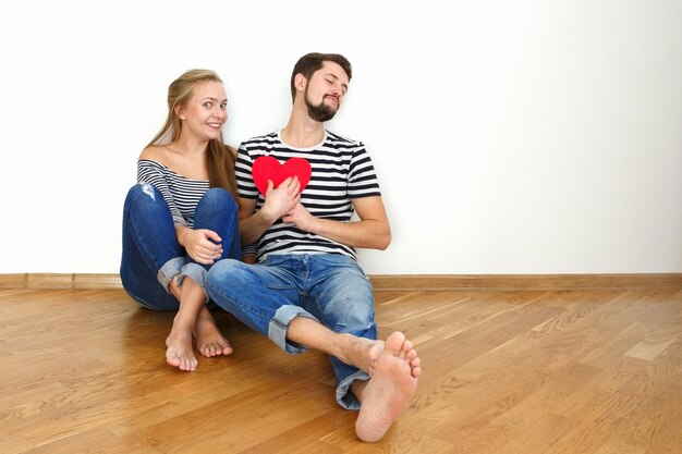 Junger bärtiger Mann in der Liebe Lustiges Valentinspaar