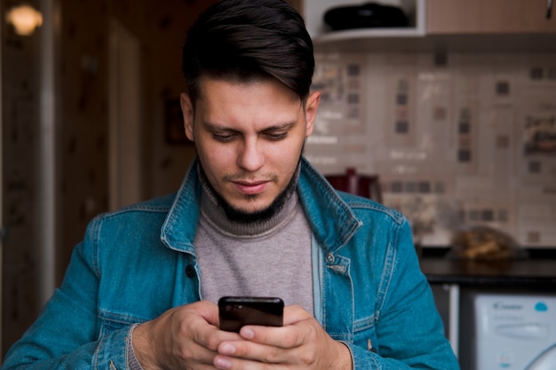 Junger bärtiger Mann in Jeansjacke