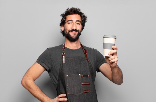 Junger bärtiger Mann mit einem Kaffee zum Mitnehmen