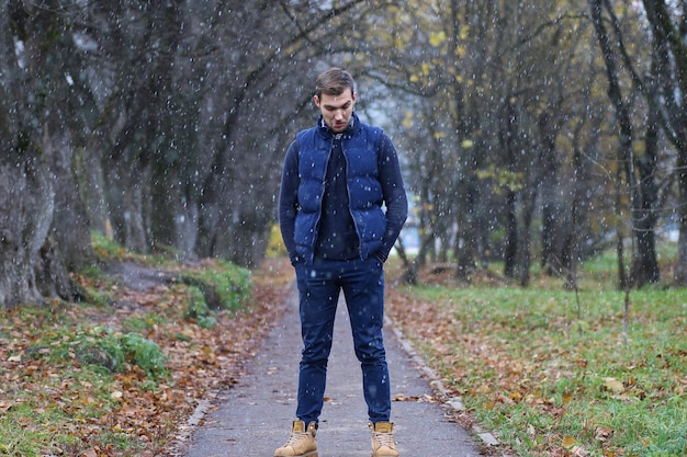 Junger Bartmann in einem Herbstpark