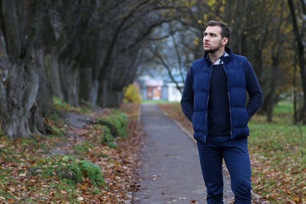 Junger Bartmann in einem Herbstpark