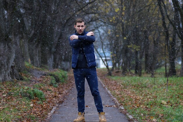 Junger Bartmann in einem Herbstpark