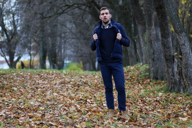 Junger Bartmann in einem Herbstpark