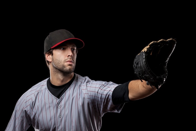 Junger Baseballspieler mit einer schwarzen Kappe