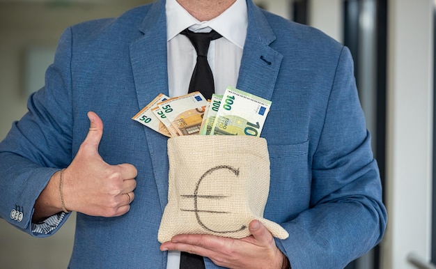 Foto junger beamter im stylischen anzug hält eine tasche mit erbeuteten euros