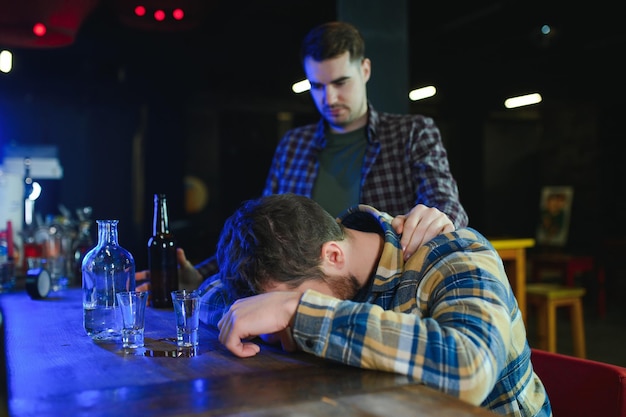 Junger betrunkener Mann in der Bar