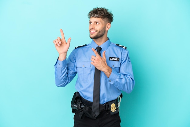 Junger blonder Mann der Polizei isoliert weiß auf blauem Hintergrund und zeigt mit dem Zeigefinger eine großartige Idee