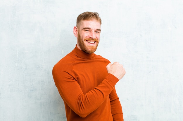 junger blonder Mann, der sich positiv und motiviert fühlt