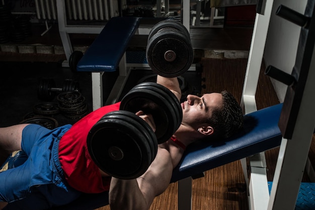 junger Bodybuilder beim Bankdrücken für die Brust