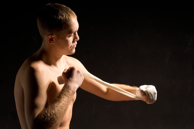 Junger Boxer legt seine Bandagen an
