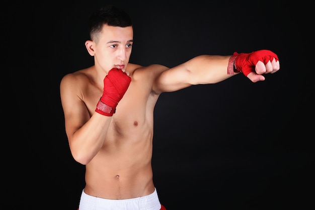 Junger Boxerkämpfer über Schwarzem