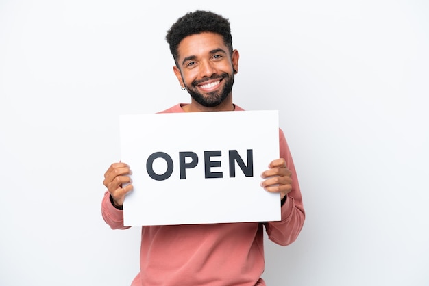 Junger Brasilianer isoliert auf weißem Hintergrund mit einem Schild mit dem Text OPEN mit fröhlichem Gesichtsausdruck