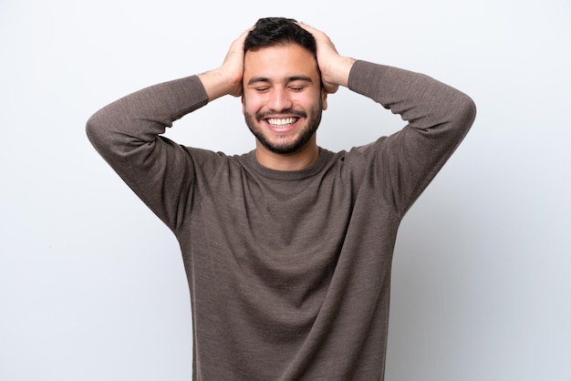 Junger brasilianischer Mann lokalisiert auf weißem Hintergrund lachend