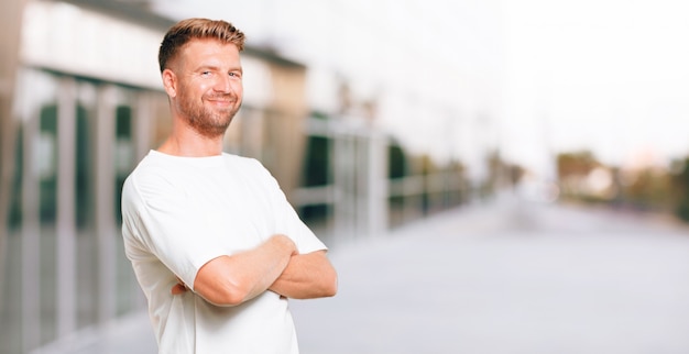 Junger cooler Mann, der ein Konzept ausdrückt