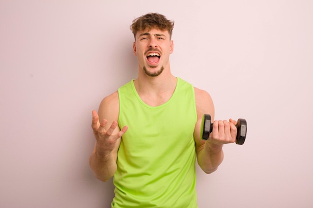 Junger cooler Mann, der verzweifelt frustriert und gestresst aussieht Fitness-Konzept