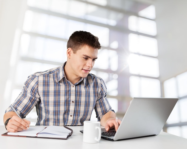 Junger Designer, der im Büro arbeitet