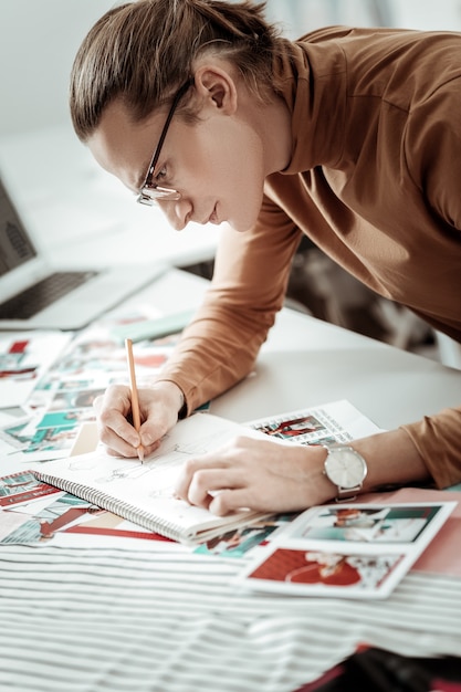 Junger Designer, der in seinem Studio arbeitet