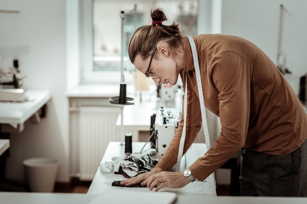 Junger Designer, der in seinem Studio arbeitet