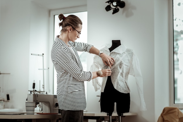 Foto junger designer, der in seinem studio arbeitet