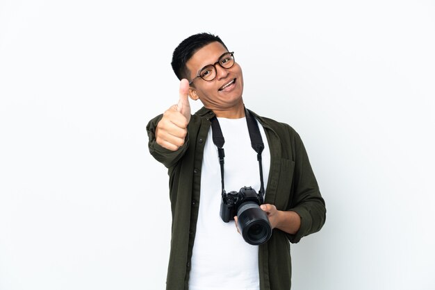 Junger ecuadorianischer Fotograf isoliert auf Weiß mit Daumen hoch, weil etwas Gutes passiert ist