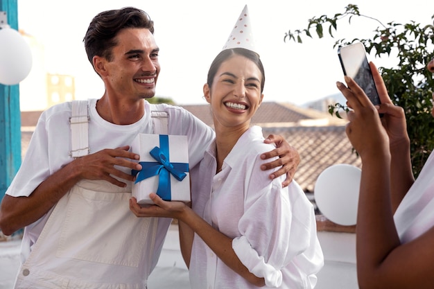 Foto junger erwachsener, der spaß an der weißen party hat