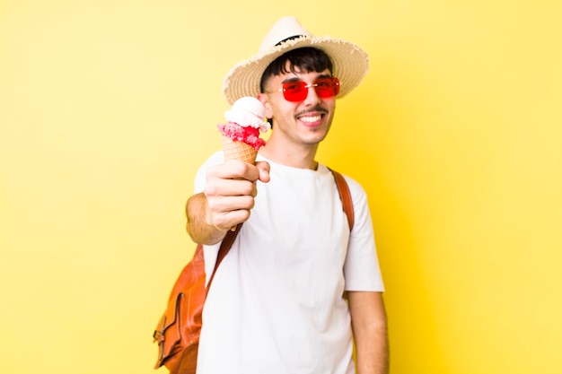 Junger erwachsener gutaussehender Mann mit einem Eiscreme-Sommerkonzept