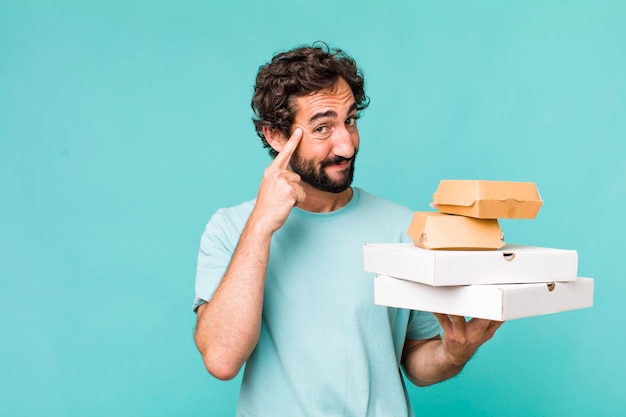 Junger erwachsener hispanischer Verrückter Fast-Food-Lieferservice zum Mitnehmen Konzept