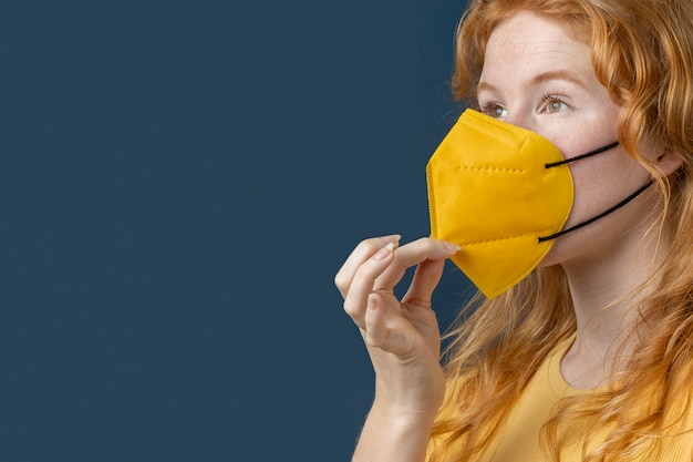 Foto junger erwachsener mit gesichtsmaske