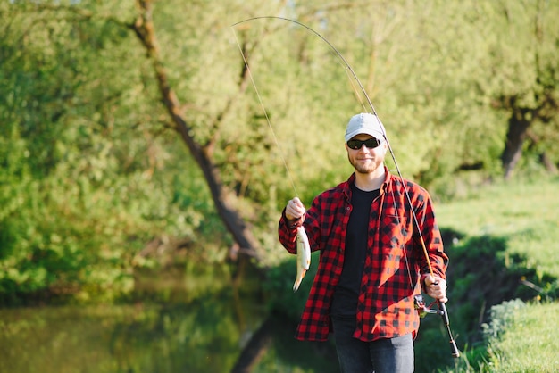 Junger Fischer fischt nahe dem Fluss