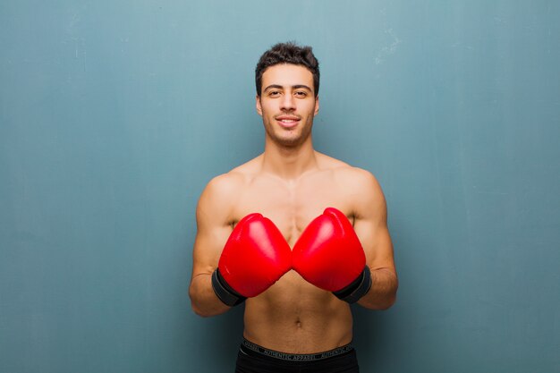 Junger fit Mann mit Boxhandschuhen