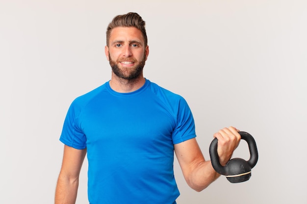 Junger Fitness-Mann, der eine Hantel hebt