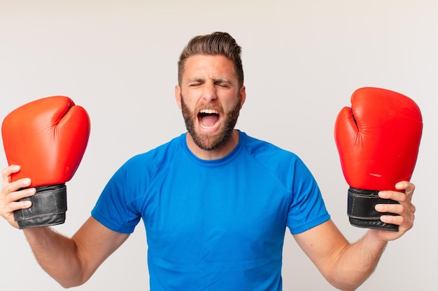 Junger Fitness-Mann mit Boxhandschuhen