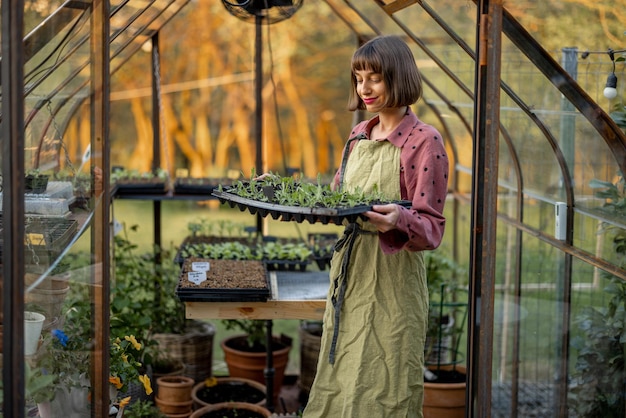 Foto junger florist im schönen garten