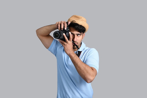 junger Fotograf, der indisches pakistanisches Modell fotografiert