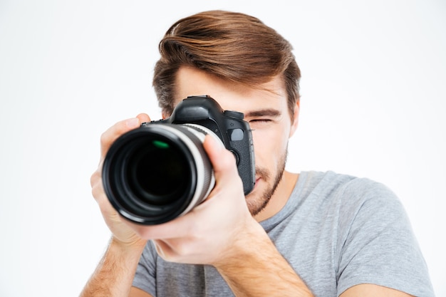 Junger Fotograf, der Schuss auf Fotokamera macht